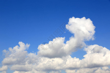 在蓝天上看云图片