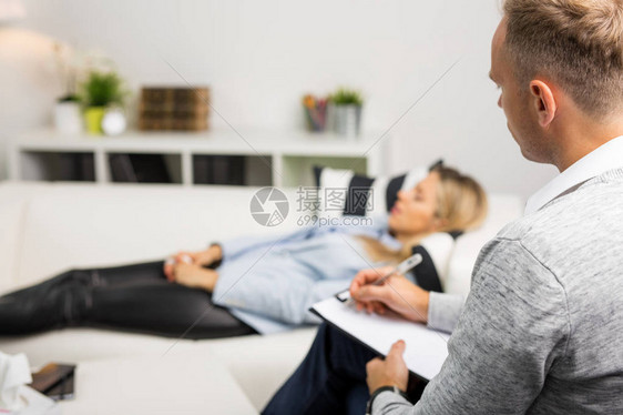 在医生办公室的沙发上躺着的女人图片