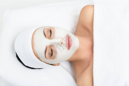 清静的年轻女子正在美容院享受皮肤护理治疗图片