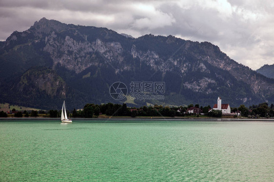 船和德国福根湖的全景图片