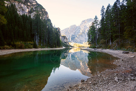 Dolomite山脉的Braies湖Pragser图片