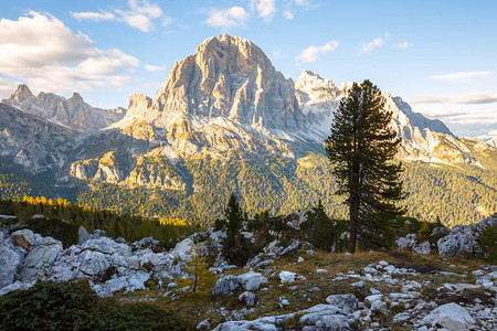 Dolomites山的秋天景象图片