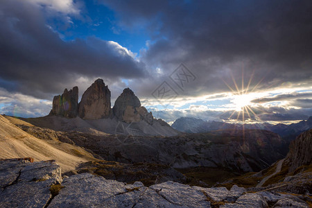 意大利多洛米特阿尔卑斯山的LavaredoDreiZin图片
