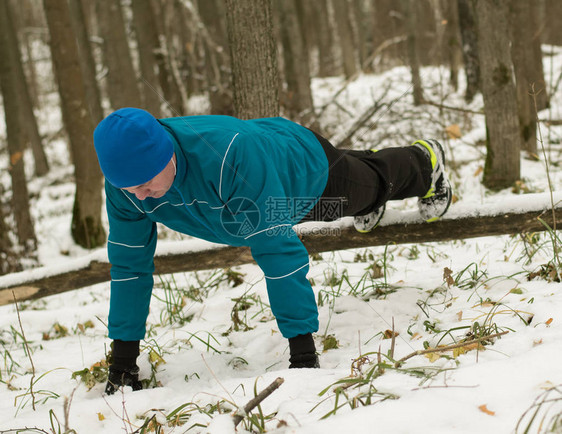 男子在冬季树林里锻炼运动图片