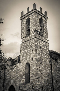 被意大利中部地震摧毁的旧教堂图片