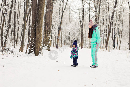 母亲和孩子在户外玩雪图片