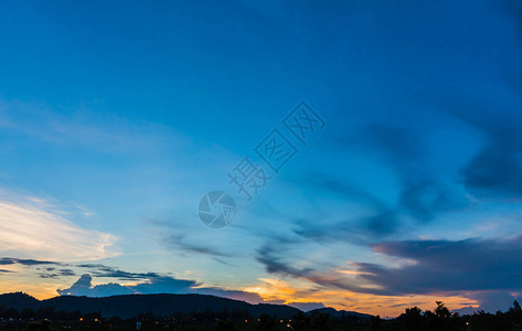 山顶和日落天空背景的影像图片
