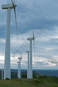 阴云天空上的风力涡轮图片