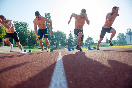 男运动员在起跑线上没有衬衫长途跑步动态图像图片