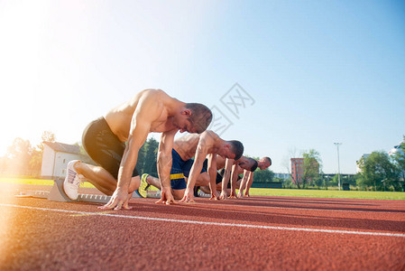 男运动员在起跑线上没有衬衫长途跑步动态图像背景图片