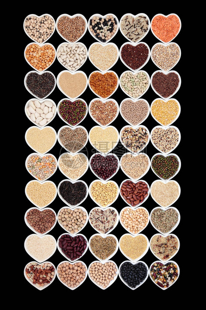 植物豆类和谷类食物在心脏形状的瓷碗图片