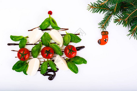 圣诞节日开胃菜辣椒沙拉在白色背景上塑造图片