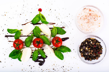 圣诞节日开胃菜辣椒沙拉在白色背景上塑造图片