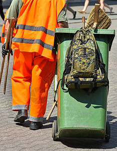 在城市工作的街道清洁工图片