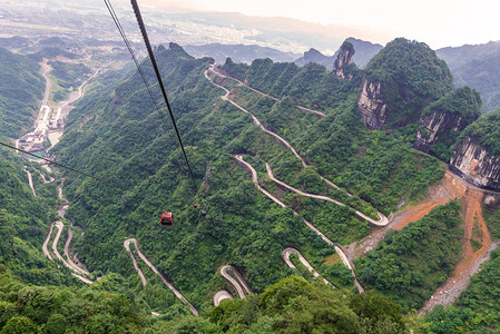 湖南省天门山Zhangjiajie公园内带绕风和弯图片