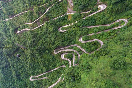 湖南省天门山Zhangjiajie公园内带绕风和弯图片