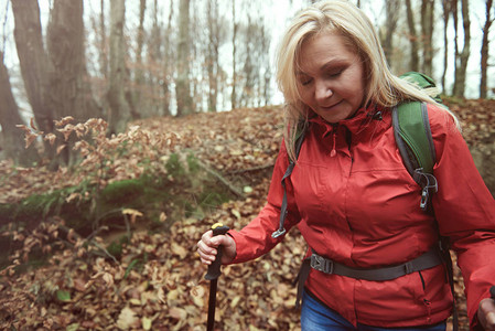 妇女在森林中徒步旅行健康图片