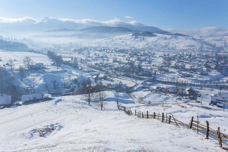 冬季童话般的大雪覆盖了山村的树木和房屋图片