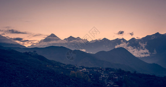 日落时的山地景色图片