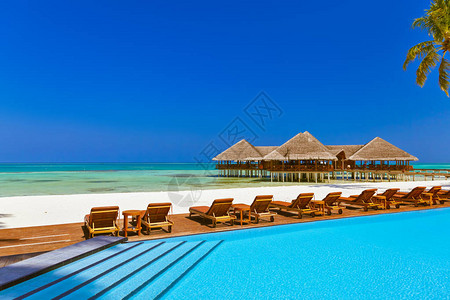 马尔代夫海滩上的游泳池和咖啡馆图片