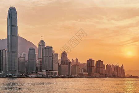 日落时分在香港的美丽的维多利亚港从香港岛图片