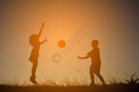 孩子们在天落日下玩橄榄球时间是节日快乐和欢乐图片