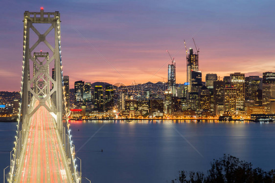 对旧金山市中心和达斯克湾大桥图片
