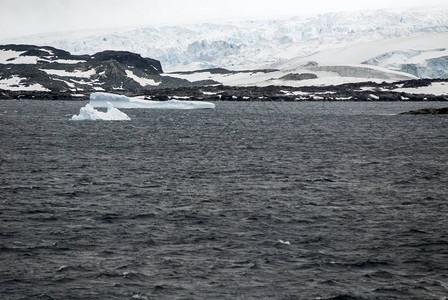 阴天的南极洲南极半岛帕尔默群岛纽迈尔海峡全球变暖图片