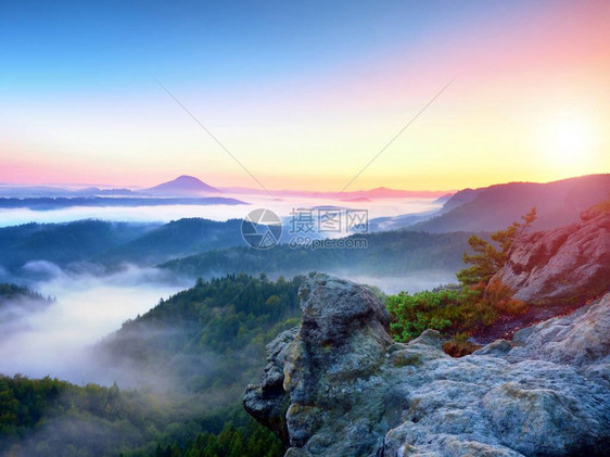 美丽的仙女谷地的雾声冰霜浓雾云上的岩石峰雾在闪烁图片
