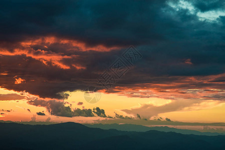 山中美丽的夏日风景黎明时太阳照图片