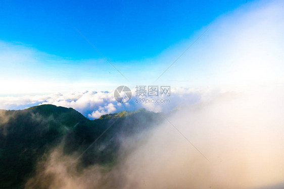 日出清晨在山上迷雾高图片