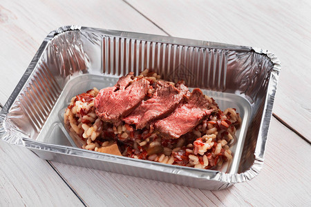 健康午餐有创意的食物体重减肥饮食在果冻盒中取走用棕米蒸黄的牛肉图片