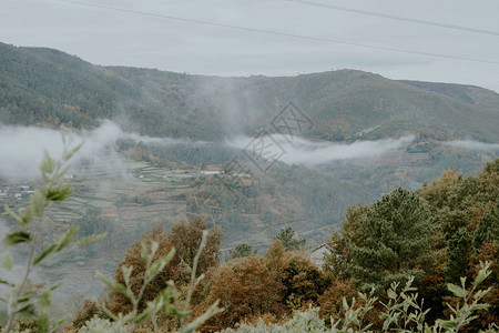 有雾的山岳图片