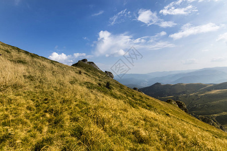 夏末山景图片