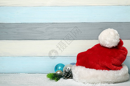 圣诞老人帽子和圣诞装饰品在多图片