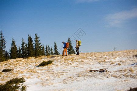 冬季在山上徒步旅行的游客图片