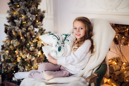 小公主坐在椅子上坐着鹿枕头坐在家图片