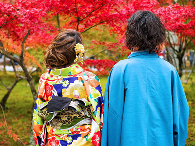 日本夫妇与浴衣和服在日本京都的南禅寺享受秋天的色彩参观南禅寺最美图片
