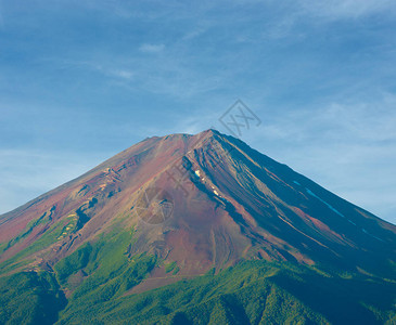 日本5湖区河口湖初夏清晨的棕色泥土火山锥和远足小径的图片