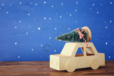 载着一棵圣诞树的木车背景图片