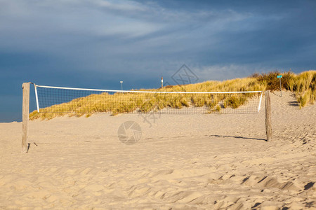 海边沙丘中的手球或排球图片