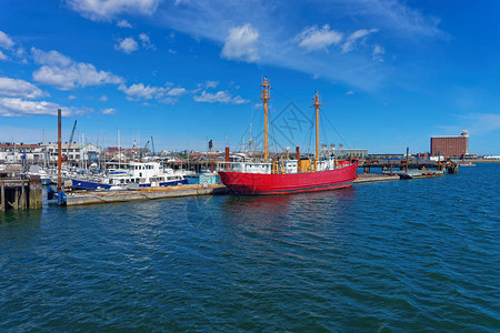 美国波士顿市波士顿港码头附近停泊的红船该港口是美国东海岸和马萨诸塞州的背景图片