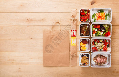 健康的餐厅食物厨师准备饮食每日送餐铝箔盒餐具水和包装中的健身营养蔬菜肉类和水果顶视图图片