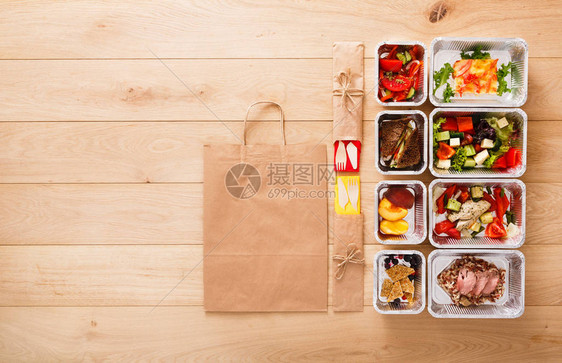 健康的餐厅食物厨师准备饮食每日送餐铝箔盒餐具水和包装中的健身营养蔬菜肉类和水果顶视图图片