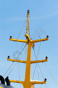 帆船的前顶和黄色桅杆图片