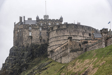 爱丁堡典型的雨天城堡被薄雾图片