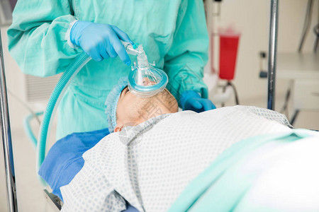 关紧为病人做手术准备的手由麻醉师用镇图片