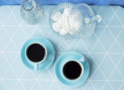 美丽的成分咖啡茶碟和几何餐巾纸图片