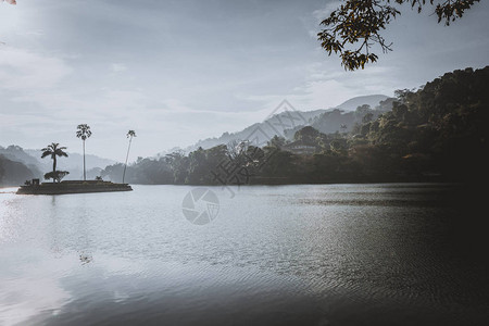 人工湖Bogambara和DiyathilakaMandapaya坎迪湖岛背景图片