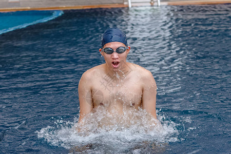 年轻男子完成游泳训练走出泳图片